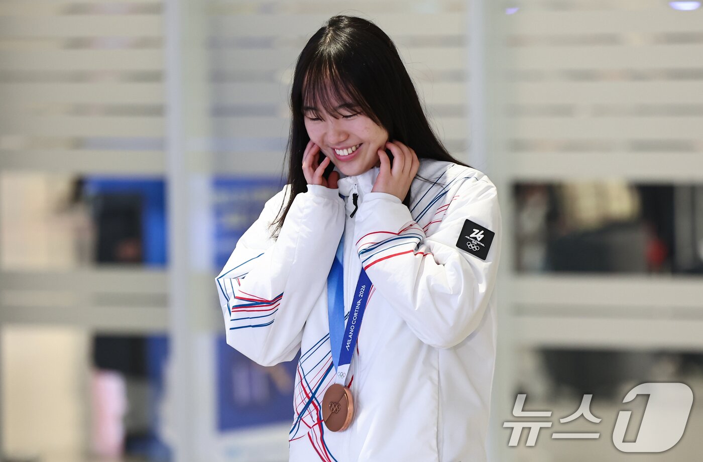 본문 이미지 - 2026 밀라노·코르티나담페초 동계올림픽 스노보드 빅에어에서 동메달을 차지한 유승은이 21일 인천공항2터미널을 통해 귀국해 미소짓고 있다. 2026.2.21 ⓒ 뉴스1 김도우 기자