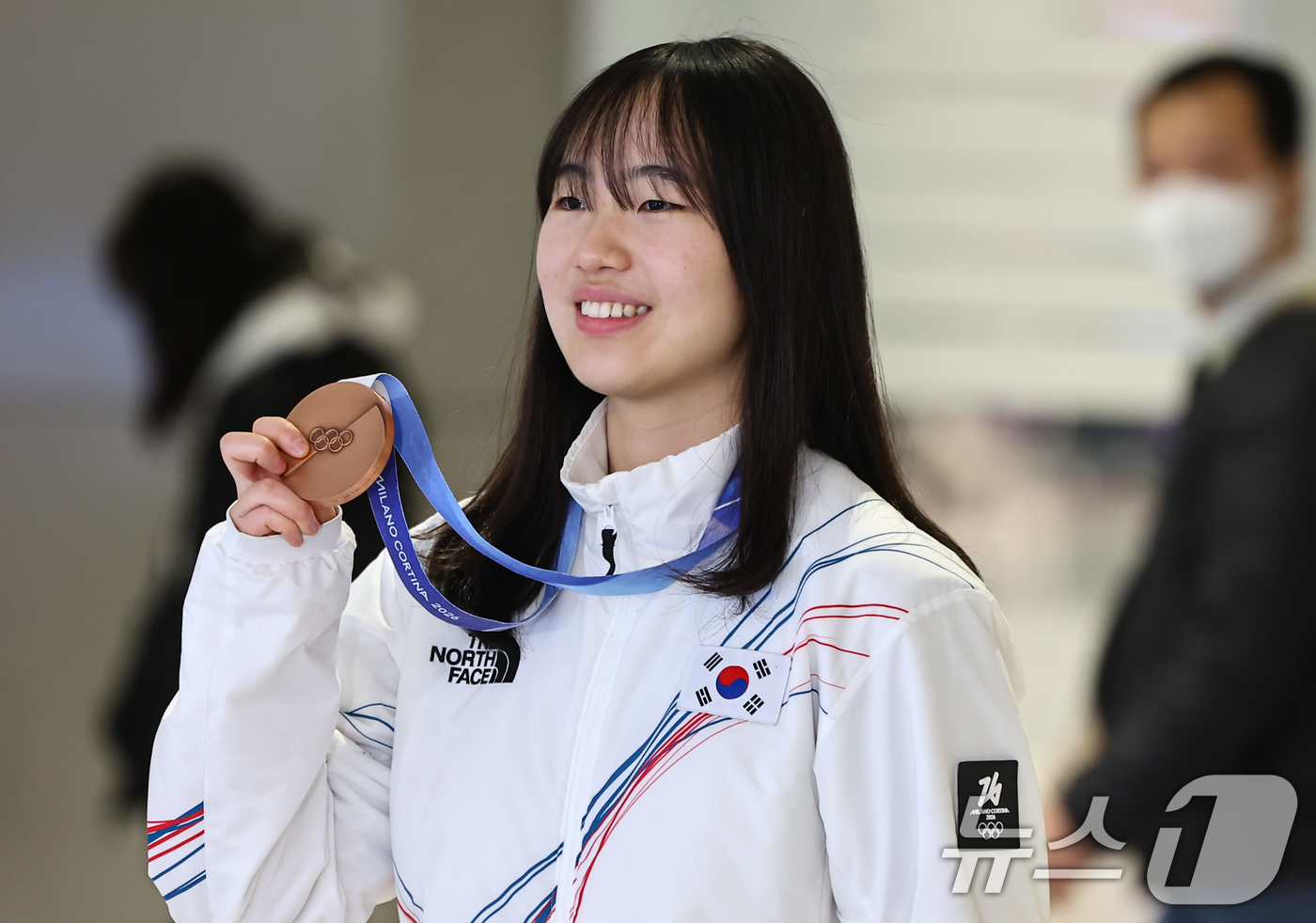 (인천공항=뉴스1) 김도우 기자 = 2026 밀라노·코르티나담페초 동계올림픽 스노보드 빅에어에서 동메달을 차지한 유승은이 21일 인천공항2터미널을 통해 귀국해 메달을 들어보이고 있 …