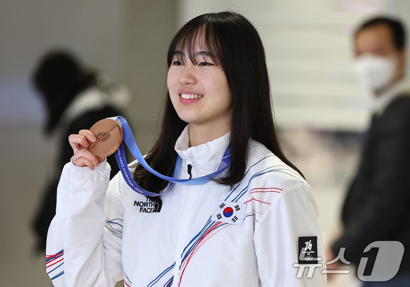 본문 이미지 - 2026 밀라노·코르티나담페초 동계올림픽 스노보드 빅에어에서 동메달을 차지한 유승은이 21일 인천공항2터미널을 통해 귀국해 메달을 들어보이고 있다. 2026.2.21 ⓒ 뉴스1 김도우 기자