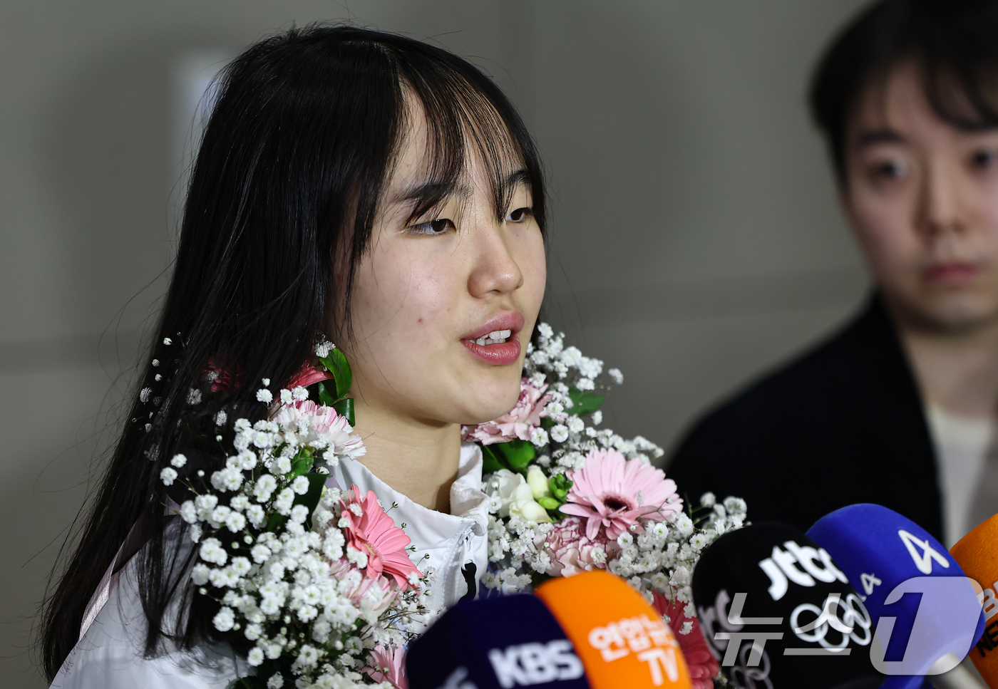 (인천공항=뉴스1) 김도우 기자 = 2026 밀라노·코르티나담페초 동계올림픽 스노보드 빅에어에서 동메달을 차지한 유승은이 21일 인천공항2터미널을 통해 귀국해 취재진 질문에 답하고 …