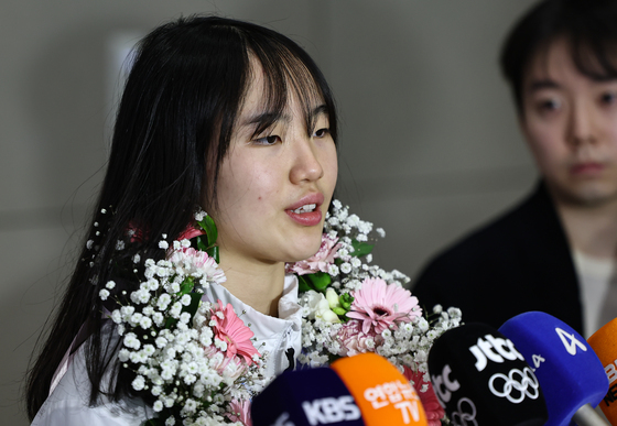 질문에 답하는 유승은