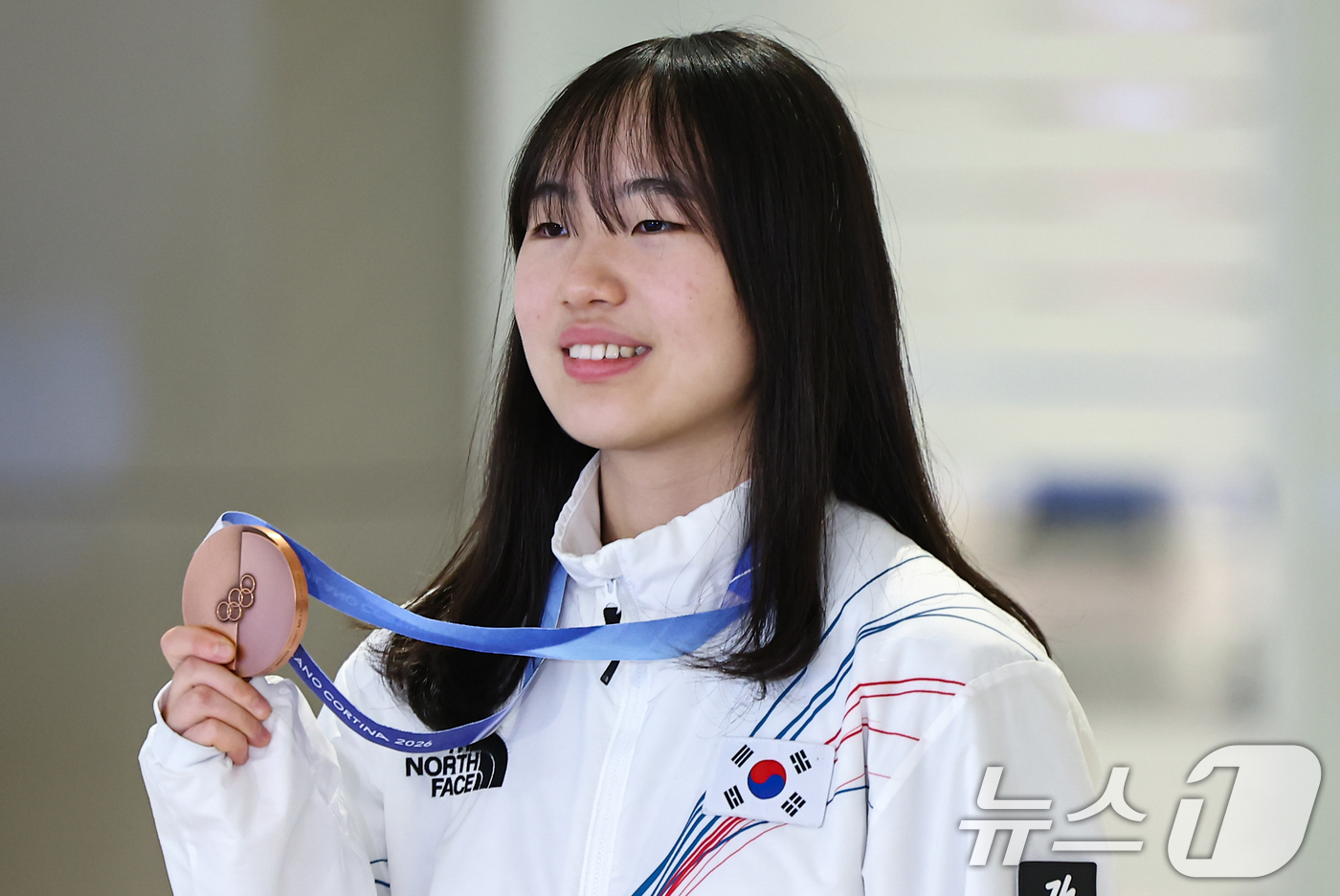 (인천공항=뉴스1) 김도우 기자 = 2026 밀라노·코르티나담페초 동계올림픽 스노보드 빅에어에서 동메달을 차지한 유승은이 21일 인천공항2터미널을 통해 귀국해 메달을 들어보이고 있 …