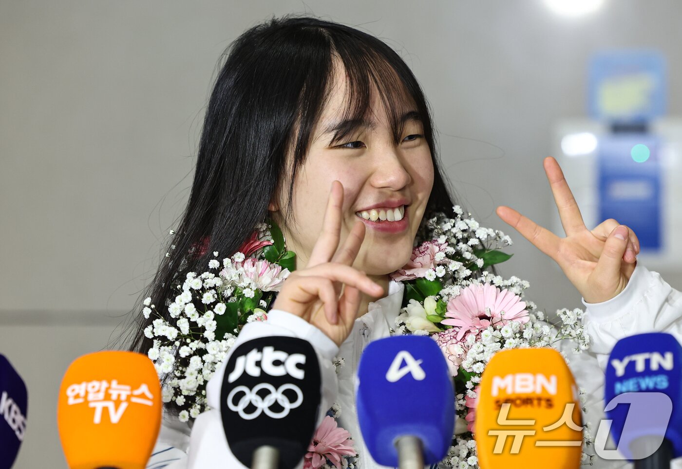 본문 이미지 - 2026 밀라노·코르티나담페초 동계올림픽 스노보드 빅에어에서 동메달을 차지한 유승은이 21일 인천공항2터미널을 통해 귀국해 미소짓고 있다. 2026.2.21 ⓒ 뉴스1 김도우 기자
