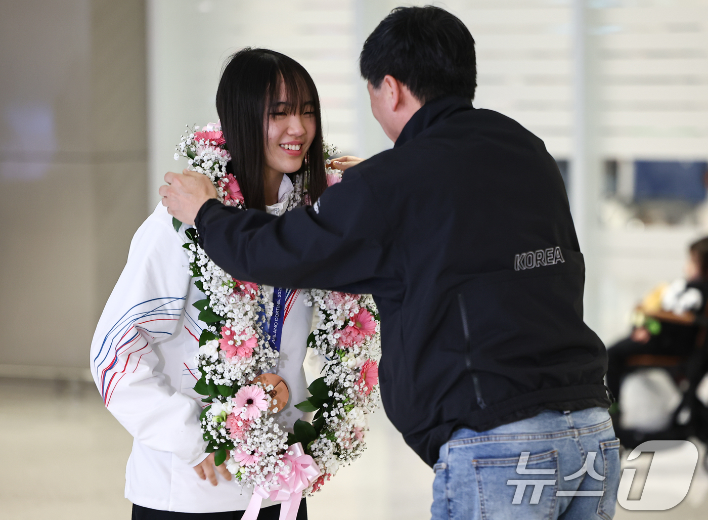 (인천공항=뉴스1) 김도우 기자 = 2026 밀라노·코르티나담페초 동계올림픽 스노보드 빅에어에서 동메달을 차지한 유승은이 21일 인천공항2터미널을 통해 귀국해 꽃목걸이를 받고 있다 …