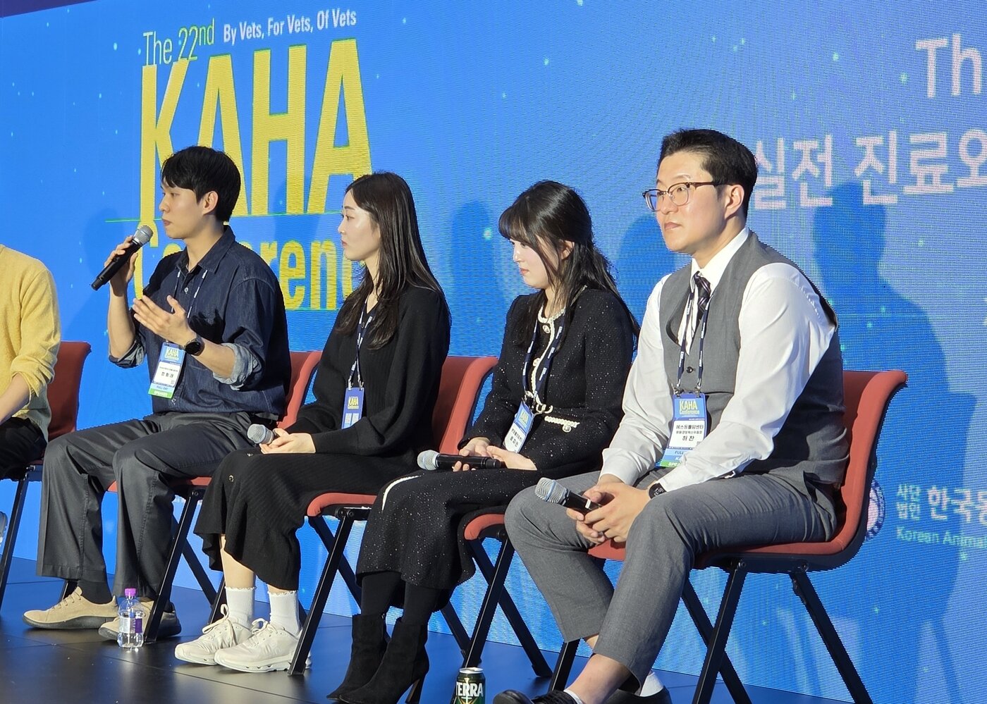 본문 이미지 - 토크콘서트 2부에 패널로 참여한 △허찬 에스동물메디컬센터 원장 (오른쪽부터)△류자연 본동물의료센터 내과원장 △정소영 건국대학교 수의내과학 석사과정 수의사 △정형래 24시스탠다드동물의료센터 수의사 ⓒ 뉴스1 한송아 기자