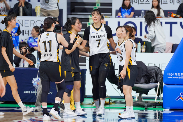 '박지수 더블더블' KB, 우리은행 잡고 단독 선두 도약