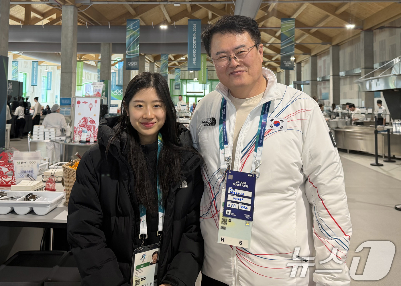 (서울=뉴스1) 박지혜 기자 = 김대현 문화체육관광부 제2차관이 20일(현지시간) 이탈리아 밀라노 올림픽빌리지 선수촌을 방문해 피겨 이해인 선수를 격려하고 기념촬영을 하고 있다. …