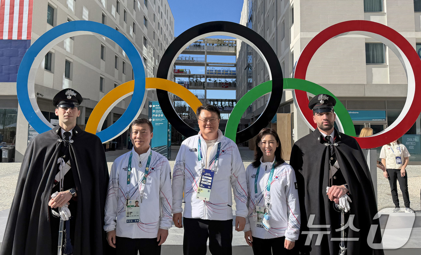 (서울=뉴스1) 박지혜 기자 = 김대현 문화체육관광부 제2차관이 20일(현지시간) 이탈리아 밀라노 올림픽빌리지 선수촌을 방문해 이수경 선수단장, 김택수 선수부단장과 기념촬영을 하고 …