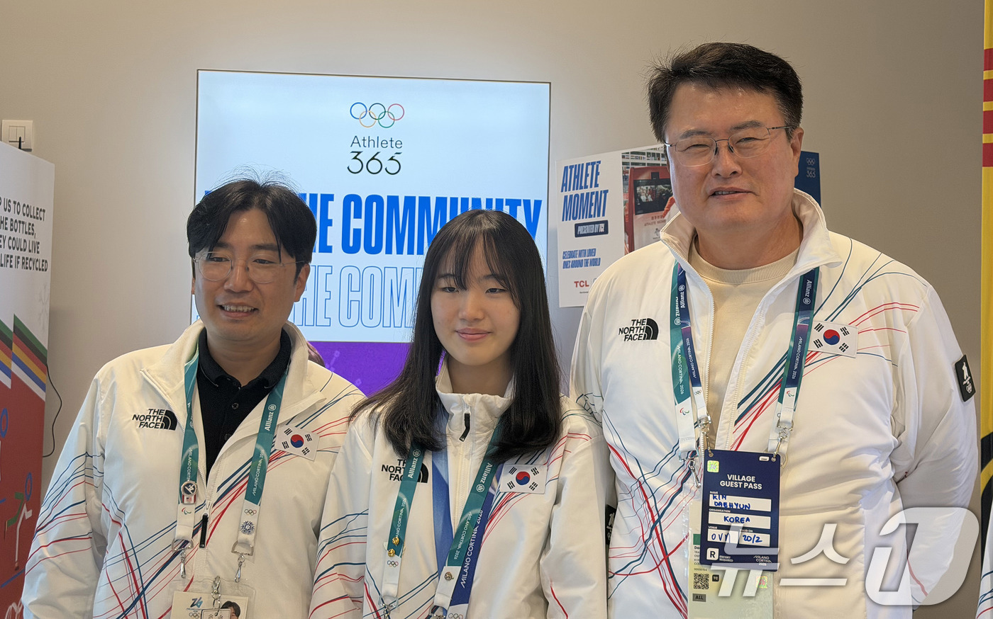 (서울=뉴스1) 박지혜 기자 = 김대현 문화체육관광부 제2차관이 20일(현지시간) 이탈리아 밀라노 올림픽빌리지 선수촌을 방문해 스노보드 유승은 선수를 격려하고 기념촬영을 하고 있다 …