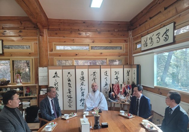 김진태·우상호, 불심 잡기…전날 강릉 이어 월정사 법회서도 조우