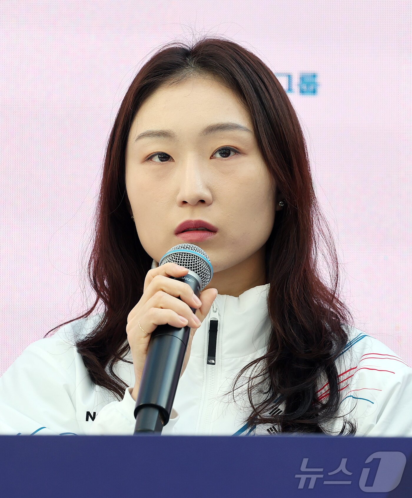 본문 이미지 - 쇼트트랙 여자 1500m에서 은메달을 획득한 최민정이 21일(현지시간) 이탈리아 밀라노의 빌라 네키 캄필리오(Villa Necchi Campiglio)에 마련된 코리아하우스에서 열린 기자회견에서 취재진 질문에 답하고 있다. 2026.2.21 ⓒ 뉴스1 김진환 기자