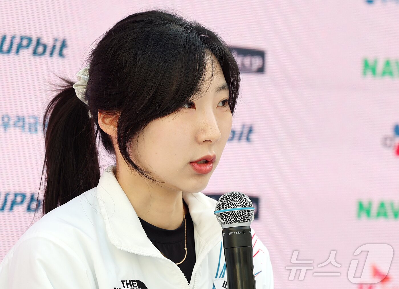 본문 이미지 - 쇼트트랙 여자 3000m 계주 금메달을 획득한 이소연이 21일(현지시간) 이탈리아 밀라노의 빌라 네키 캄필리오(Villa Necchi Campiglio)에 마련된 코리아하우스에서 열린 기자회견에서 취재진 질문에 답하고 있다. 2026.2.21 ⓒ 뉴스1 김진환 기자