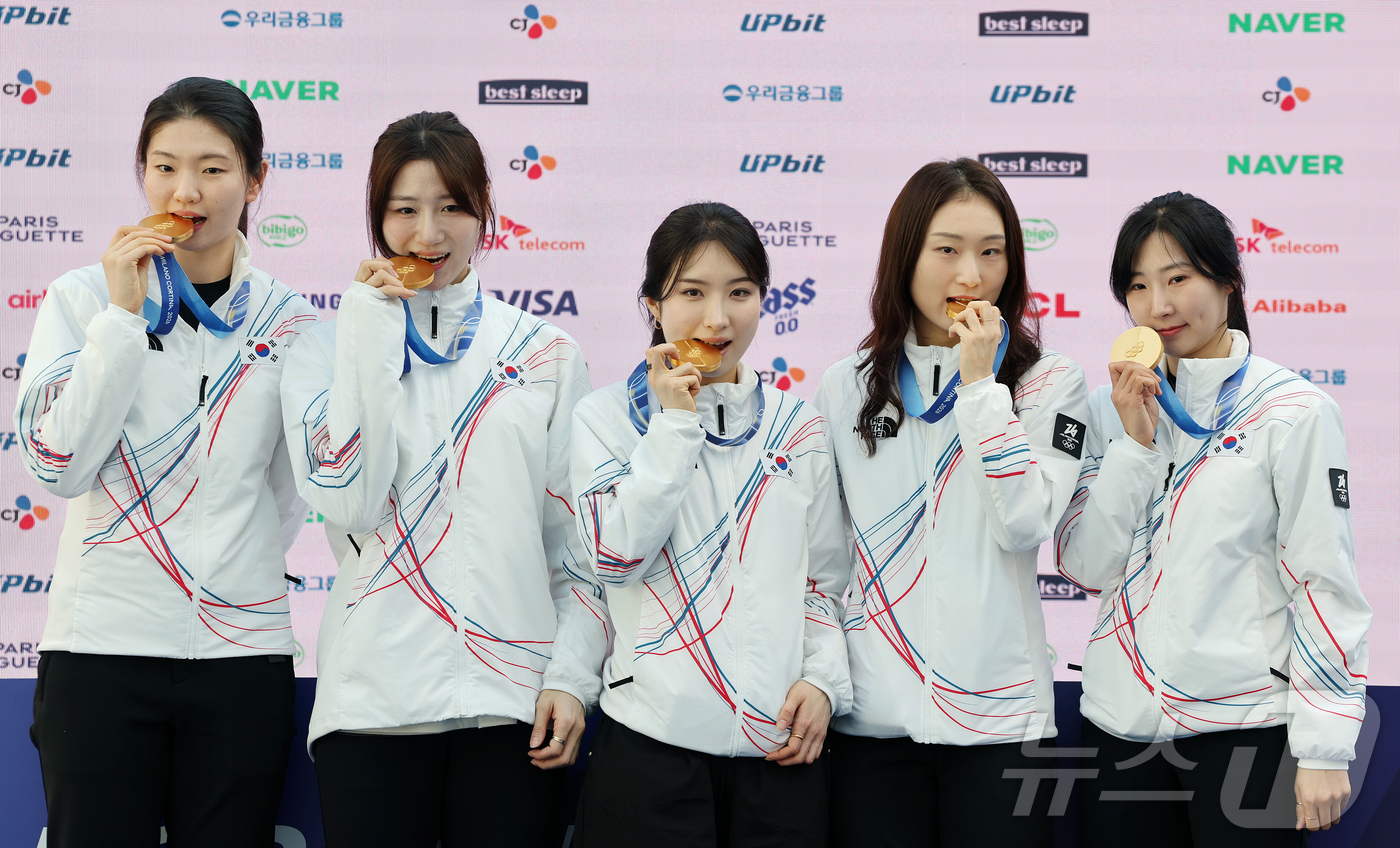 (밀라노=뉴스1) 김진환 기자 = 쇼트트랙 대표팀의 심석희(왼쪽부터), 노도희, 김길리, 최민정, 이소연이 21일(현지시간) 이탈리아 밀라노의 빌라 네키 캄필리오(Villa Nec …