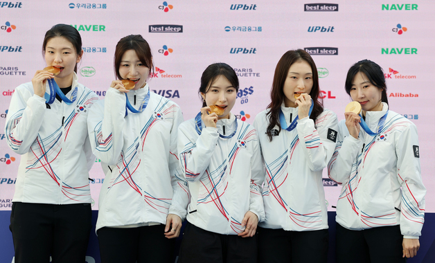 기념 촬영하는 여자 쇼트트랙 대표팀