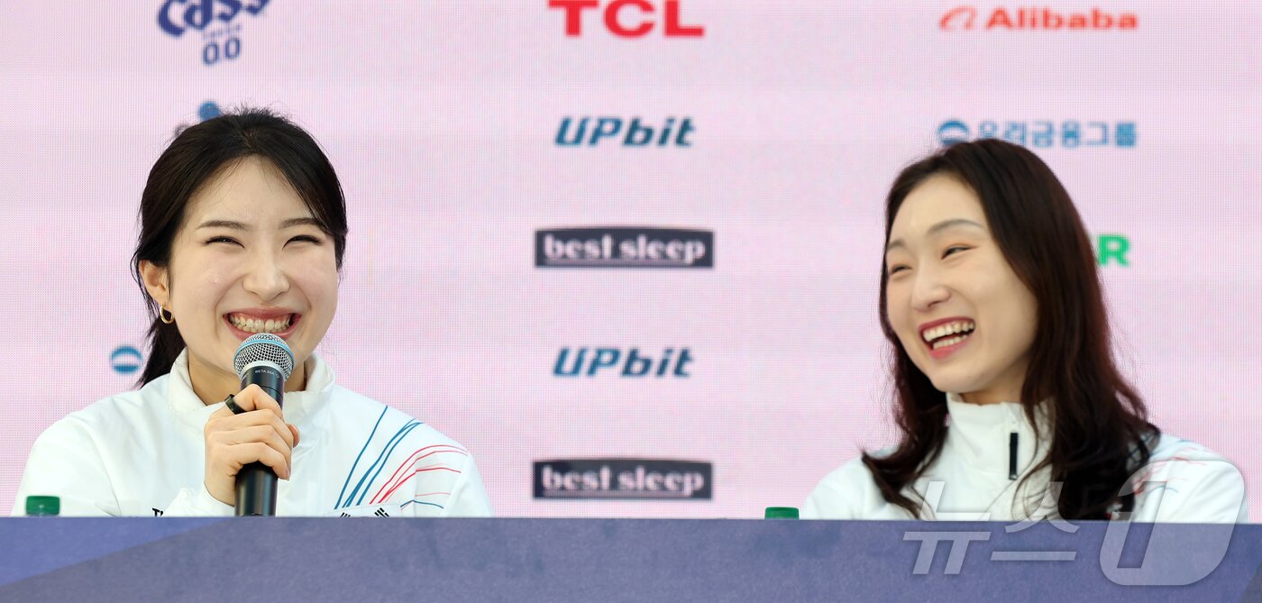 본문 이미지 - 쇼트트랙 여자 1500m, 여자 3000m 계주 금메달로 2관왕에 등극한 김길리가 21일(현지시간) 이탈리아 밀라노의 빌라 네키 캄필리오(Villa Necchi Campiglio)에 마련된 코리아하우스에서 열린 기자회견에서 취재진 질문에 웃으며 답하고 있다. 2026.2.21 ⓒ 뉴스1 김진환 기자