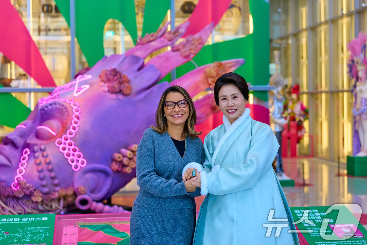 본문 이미지 - 김혜경 여사와 루이스 이나시우 룰라 다시우바 브라질 대통령 부인 호잔젤라 다시우바 여사가 21일 경기 파주 국립민속박물관에서 기념촬영을 하고 있다. (청와대 제공. 재판매 및 DB 금지) 2026.2.21 ⓒ 뉴스1 이재명 기자