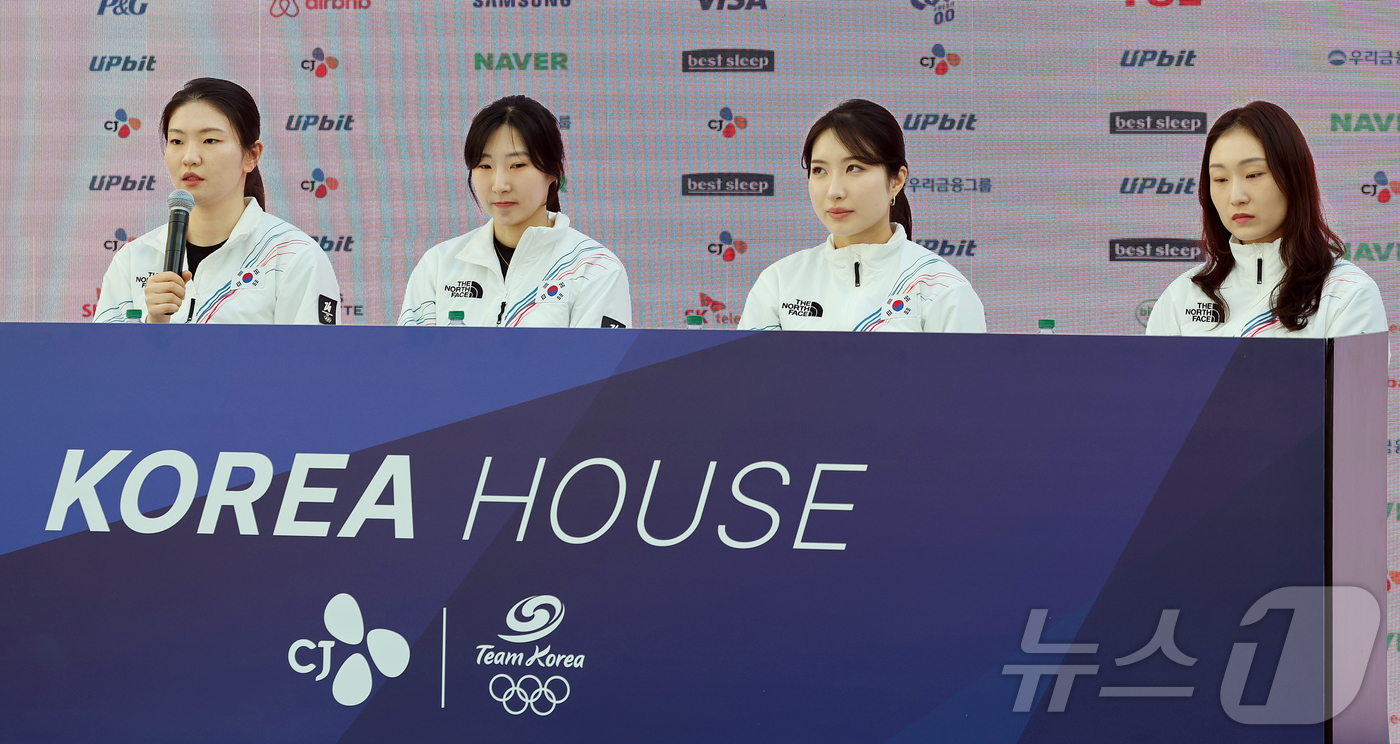 (밀라노=뉴스1) 김진환 기자 = 쇼트트랙 여자 3000m 계주 금메달을 획득한 심석희(왼쪽)가 21일(현지시간) 이탈리아 밀라노의 빌라 네키 캄필리오(Villa Necchi Ca …