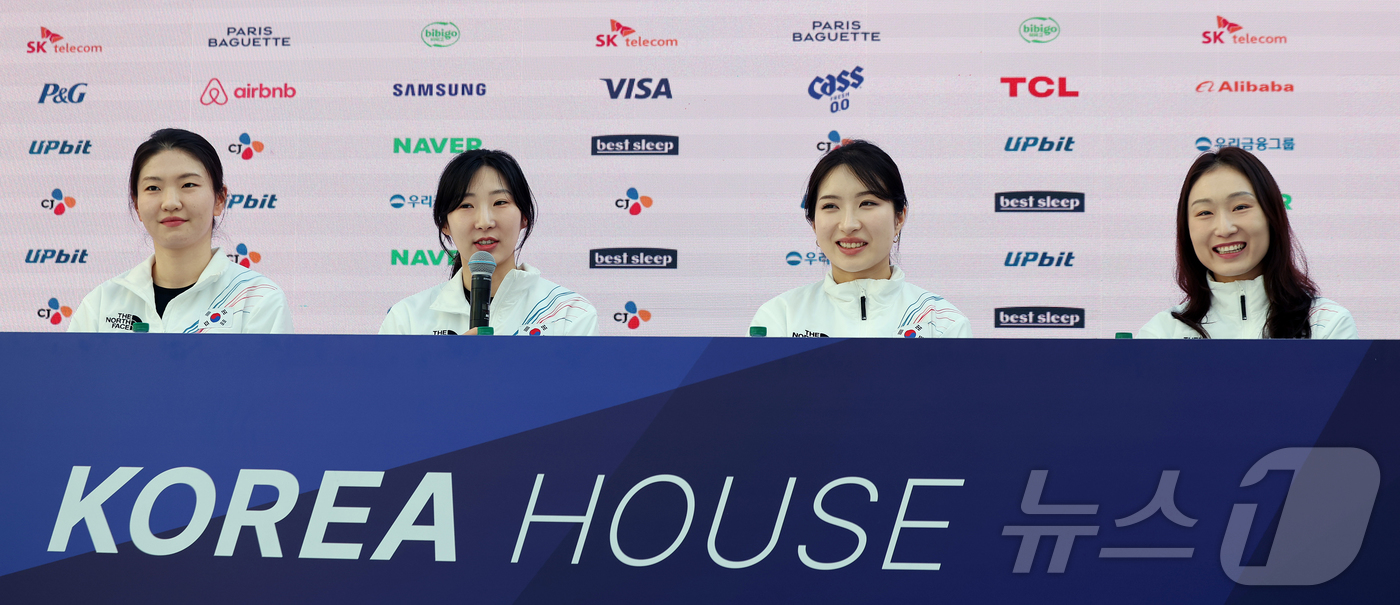 (밀라노=뉴스1) 김진환 기자 = 쇼트트랙 여자 3000m 계주 금메달을 획득한 이소연(왼쪽 두 번째)이 21일(현지시간) 이탈리아 밀라노의 빌라 네키 캄필리오(Villa Necc …