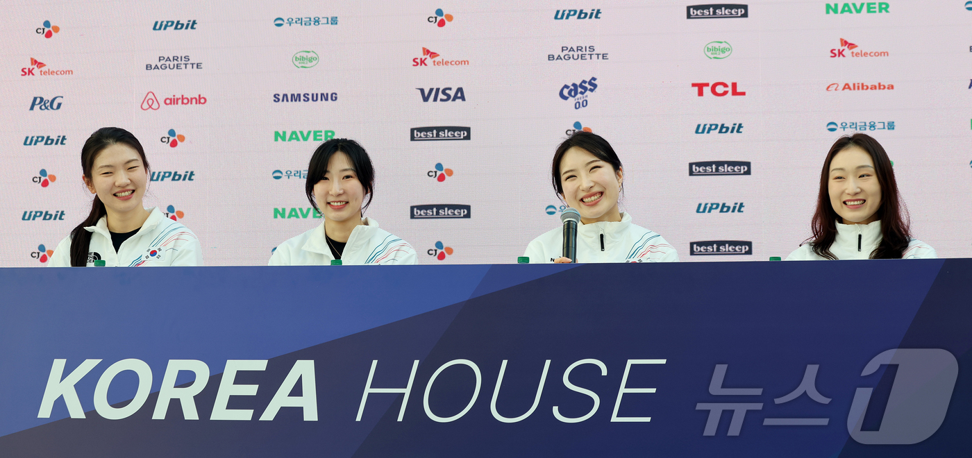 (밀라노=뉴스1) 김진환 기자 = 쇼트트랙 여자 대표팀 심석희(왼쪽부터), 이소연, 김길리, 최민정이 21일(현지시간) 이탈리아 밀라노의 빌라 네키 캄필리오(Villa Necchi …