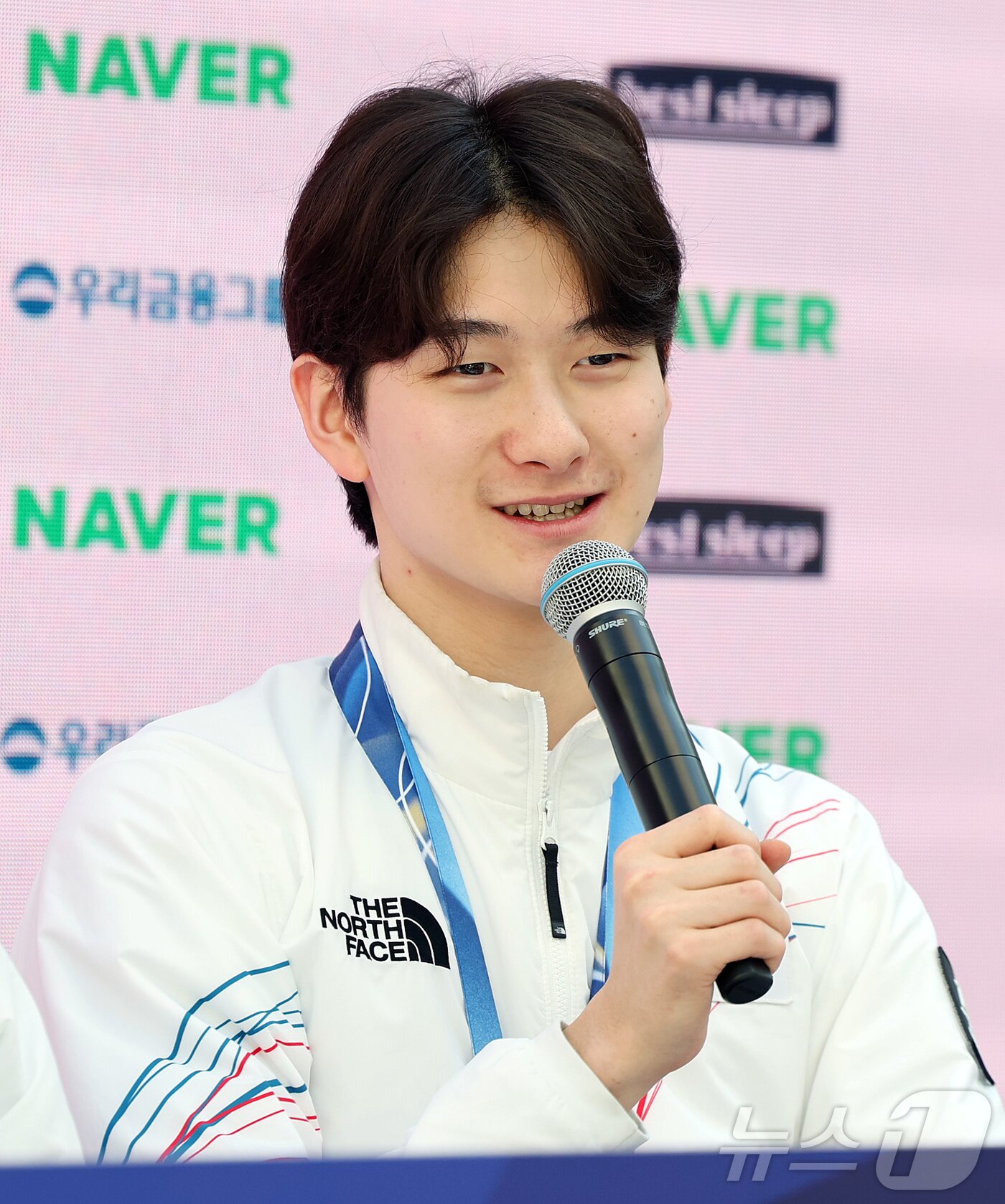 본문 이미지 - 쇼트트랙 남자 5000m 계주 결승에서 은메달을 차지한 남자 대표팀의 신동민이 21일(현지시간) 이탈리아 밀라노의 빌라 네키 캄필리오(Villa Necchi Campiglio)에 마련된 코리아하우스에서 열린 기자회견에 참석해 취재진 질문에 답변하고 있다. 2026.2.21 ⓒ 뉴스1 김진환 기자