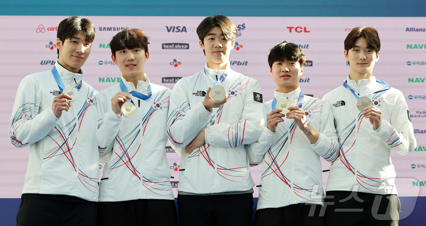 (밀라노=뉴스1) 김진환 기자 = 쇼트트랙 남자 5000m 계주 결승에서 은메달을 차지한 남자 대표팀의 황대헌(왼쪽부터), 임종언, 이준서, 이정민, 신동민이 21일(현지시간) 이 …
