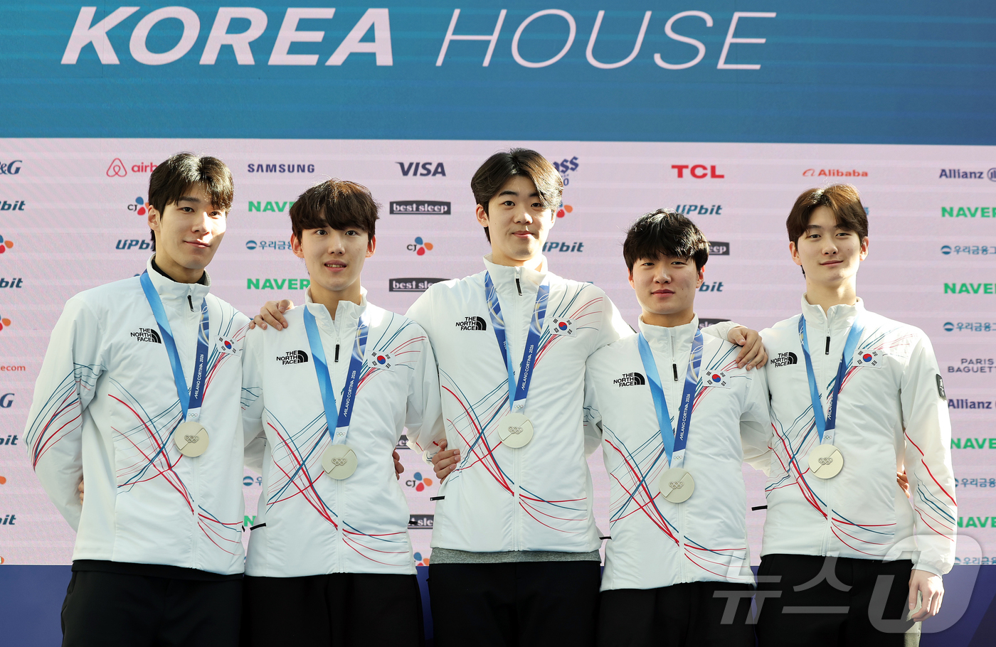 (밀라노=뉴스1) 김진환 기자 = 쇼트트랙 남자 5000m 계주 결승에서 은메달을 차지한 남자 대표팀의 황대헌(왼쪽부터), 임종언, 이준서, 이정민, 신동민이 21일(현지시간) 이 …