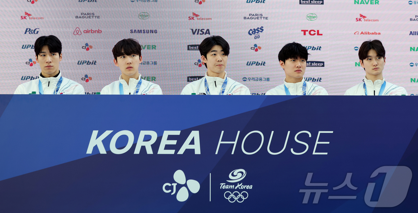 (밀라노=뉴스1) 김진환 기자 = 쇼트트랙 남자 5000m 계주 결승에서 은메달을 차지한 남자 대표팀의 황대헌(왼쪽부터), 임종언, 이준서, 이정민, 신동민이 21일(현지시간) 이 …