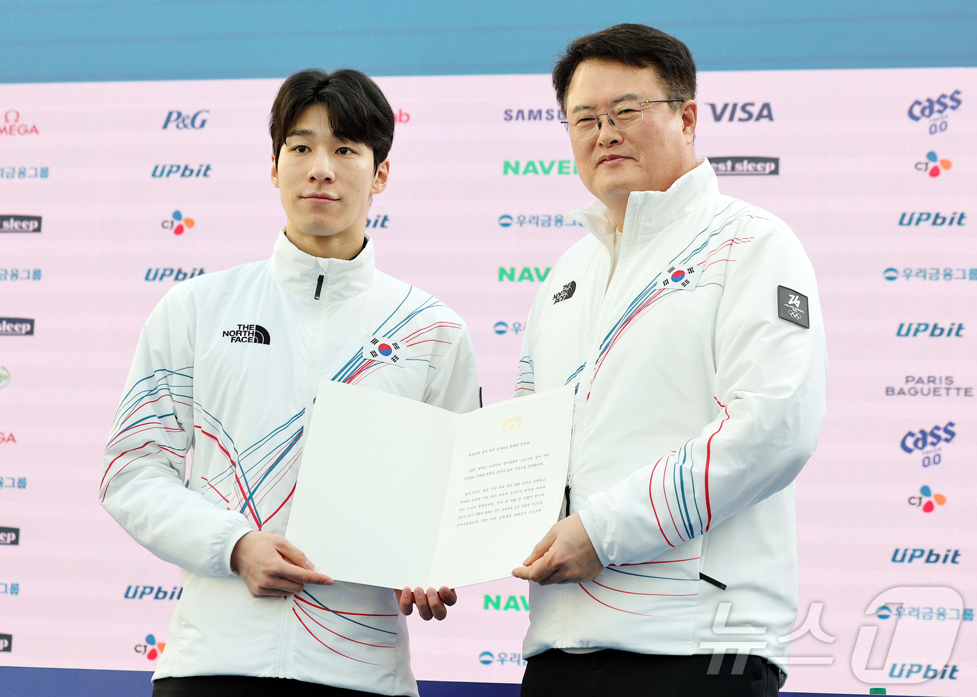 (밀라노=뉴스1) 김진환 기자 = 쇼트트랙 남자 5000m 계주 결승에서 은메달을 차지한 남자 대표팀의 황대헌이 21일(현지시간) 이탈리아 밀라노의 빌라 네키 캄필리오(Villa …