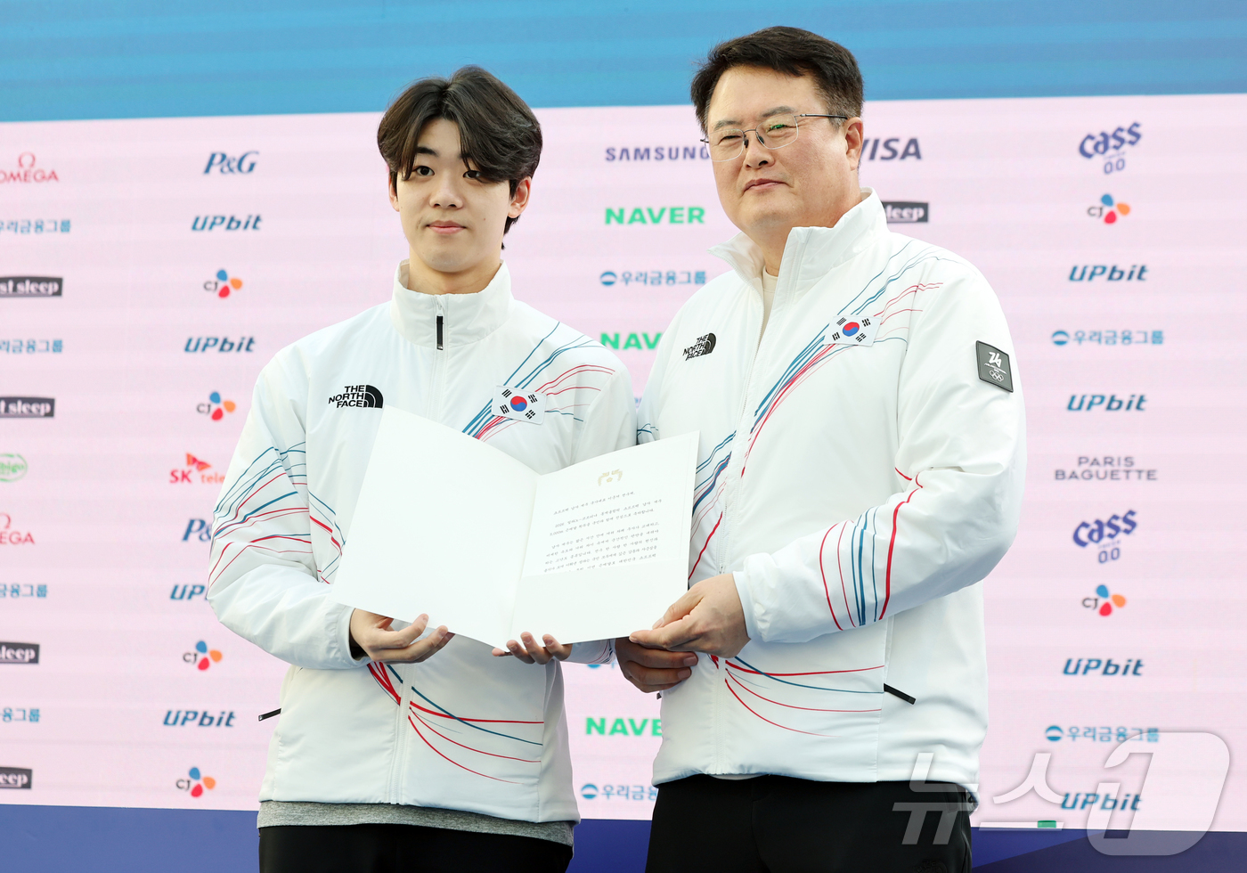 (밀라노=뉴스1) 김진환 기자 = 쇼트트랙 남자 5000m 계주 결승에서 은메달을 차지한 남자 대표팀의 이준서가 21일(현지시간) 이탈리아 밀라노의 빌라 네키 캄필리오(Villa …