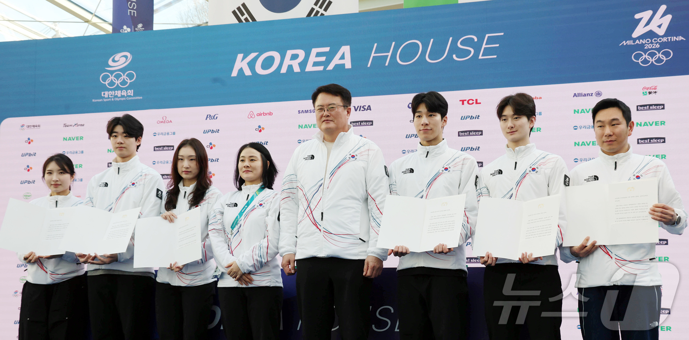 (밀라노=뉴스1) 김진환 기자 = 쇼트트랙 대표팀의 김길리(왼쪽부터), 이준서, 최민정, 김민정 코치, 황대헌, 신동민, 김병준 코치가 21일(현지시간) 이탈리아 밀라노의 빌라 네 …