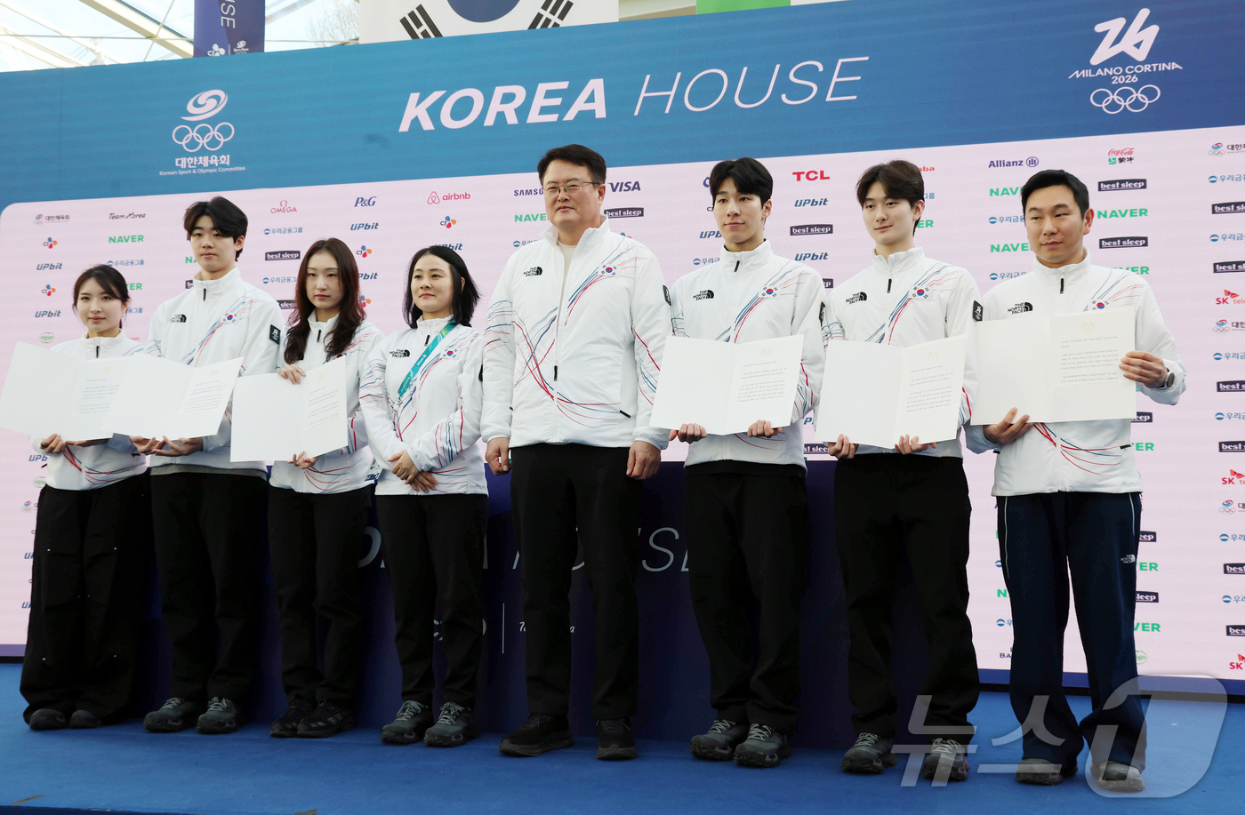 (밀라노=뉴스1) 김진환 기자 = 쇼트트랙 대표팀의 김길리(왼쪽부터), 이준서, 최민정, 김민정 코치, 황대헌, 신동민, 김병준 코치가 21일(현지시간) 이탈리아 밀라노의 빌라 네 …