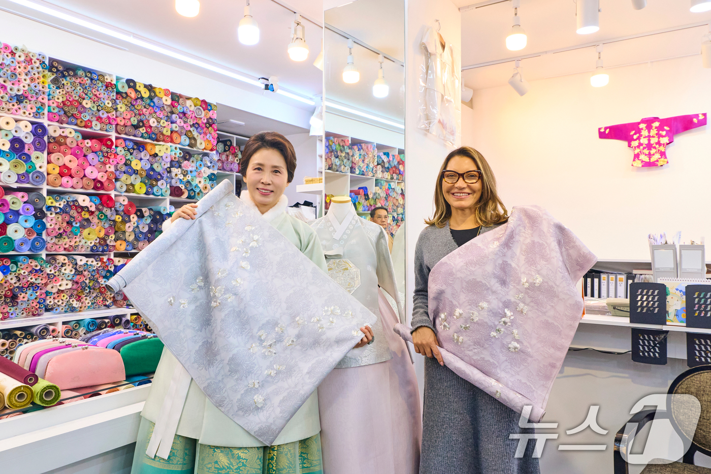 (서울=뉴스1) 이재명 기자 = 김혜경 여사와 루이스 이나시우 룰라 다시우바 브라질 대통령 부인 호잔젤라 다시우바 여사가 21일 서울 종로구 광장시장 내 한복가게를 찾아 원단을 들 …