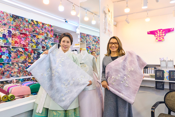 원단 들고 기념촬영 하는 김헤경 여사·호잔젤라 다 시우바 여사