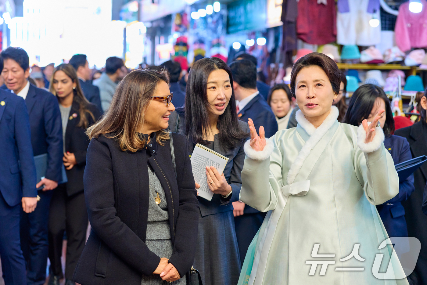 (서울=뉴스1) 이재명 기자 = 김혜경 여사와 루이스 이나시우 룰라 다시우바 브라질 대통령 부인 호잔젤라 다시우바 여사가 21일 서울 종로구 광장시장을 찾아 대화를 나누고 있다. …