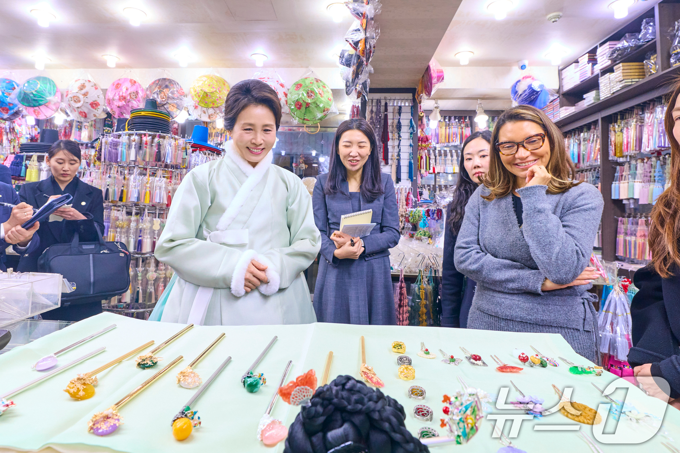 (서울=뉴스1) 이재명 기자 = 김혜경 여사와 루이스 이나시우 룰라 다시우바 브라질 대통령 부인 호잔젤라 다시우바 여사가 21일 서울 종로구 광장시장 내 한복가게를 찾아 비녀, 뒤 …