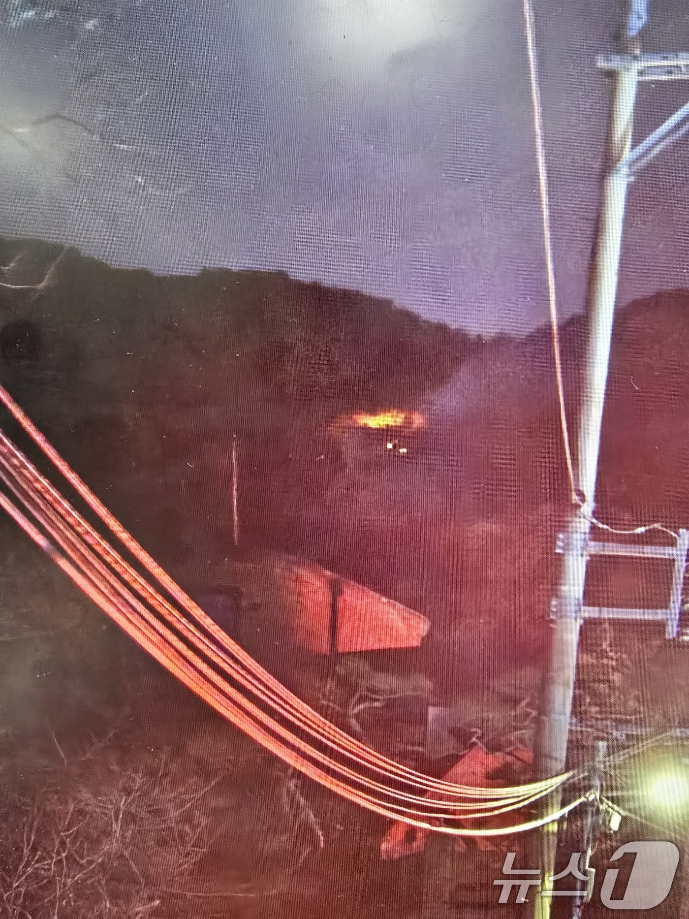 (서울=뉴스1) 박지혜 기자 = 21일 오후 7시 25분께 서울 종로구 북한산 연화사와 금선사 주변에서 산불이 발생했다.종로구는 “구기동 산 5-1 북한산 연화사 및 금산사 주변에 …