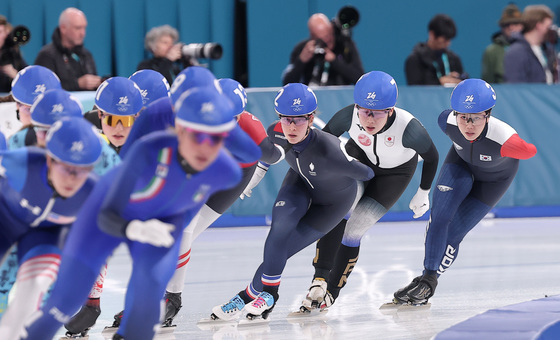 기회 엿보는 박지우