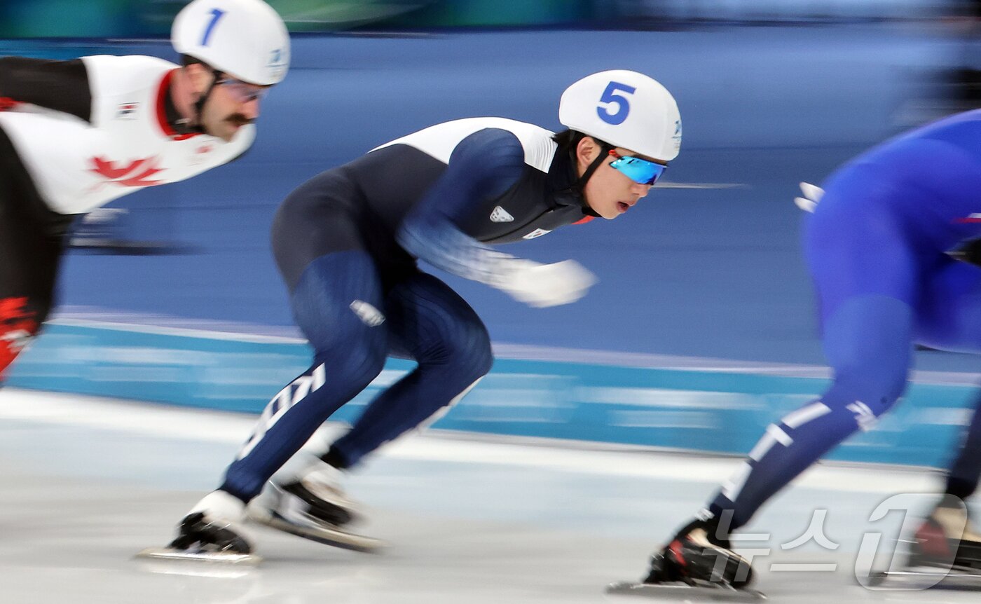 본문 이미지 - 스피드스케이팅 정재원이 21일(현지시간) 이탈리아 밀라노 스피드스케이팅 스타디움에서 열린 2026 밀라노·코르티나담페초 동계올림픽 스피드 스케이팅 남자 매스 스타트 결승에서 역주를 펼치고 있다. 2026.2.22 ⓒ 뉴스1 김진환 기자