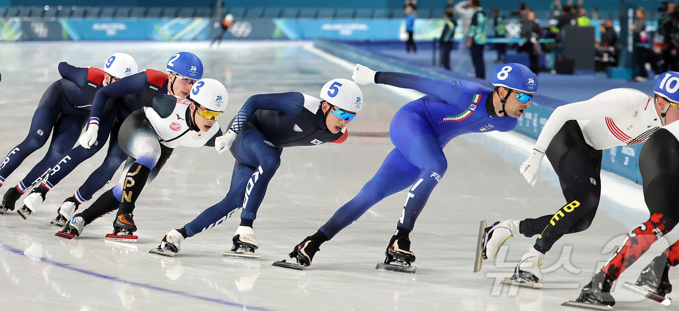 (밀라노=뉴스1) 김진환 기자 = 스피드스케이팅 정재원(5번)이 21일(현지시간) 이탈리아 밀라노 스피드스케이팅 스타디움에서 열린 2026 밀라노·코르티나담페초 동계올림픽 스피드 …