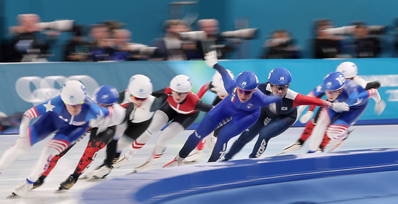 충돌 직전의 박지우