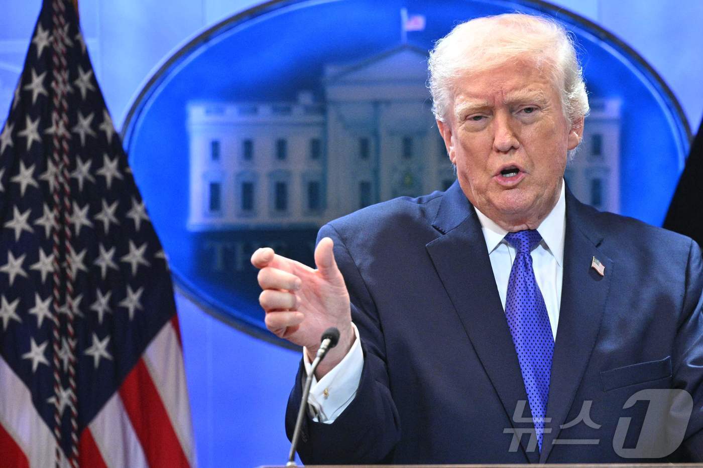 본문 이미지 - 도널드 트럼프 미국 대통령이 20일(현지시간) 워싱턴DC 백악관에서 미 연방대법원의 국제비상경제권한법(IEEPA)에 근거한 상호관세 부과 등에 대한 위법 판결에 대해 입장을 밝히고 있다. 2026.02.20. ⓒ AFP=뉴스1