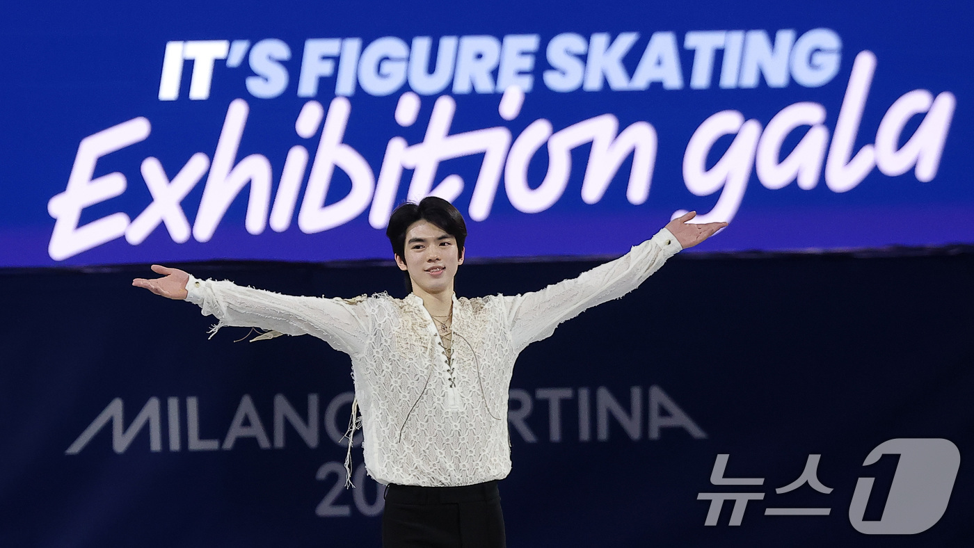 (밀라노=뉴스1) 김성진 기자 = 피겨 차준환이 21일(현지시간) 이탈리아 밀라노 아이스 스케이팅 아레나에서 열린 2026 밀라노·코르티나담페초 동계올림픽 피겨 갈라쇼에서 인사하고 …