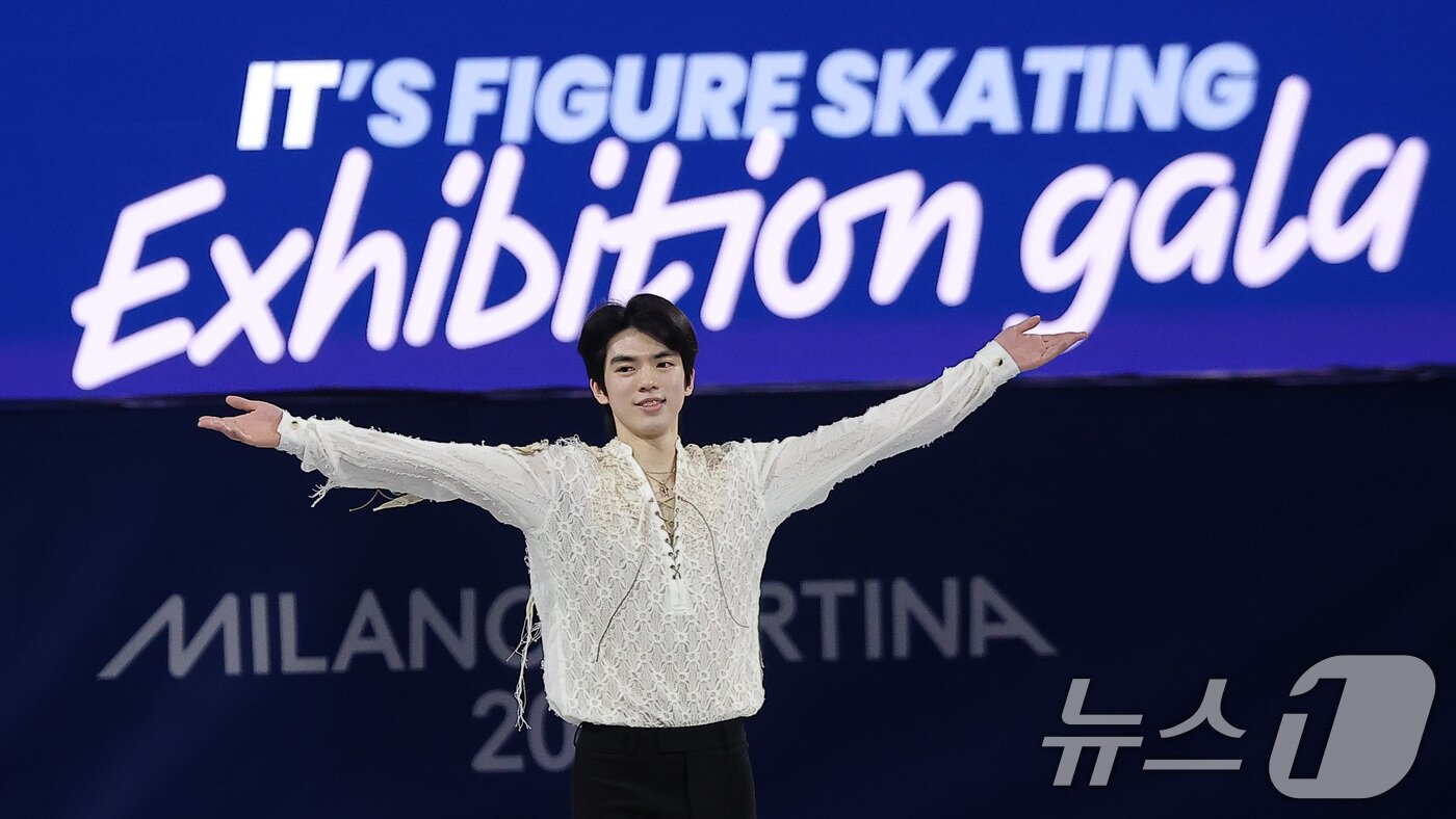 본문 이미지 - 피겨 차준환이 21일(현지시간) 이탈리아 밀라노 아이스 스케이팅 아레나에서 열린 2026 밀라노·코르티나담페초 동계올림픽 피겨 갈라쇼에서 인사하고 있다. 2026.2.22 ⓒ 뉴스1 김성진 기자