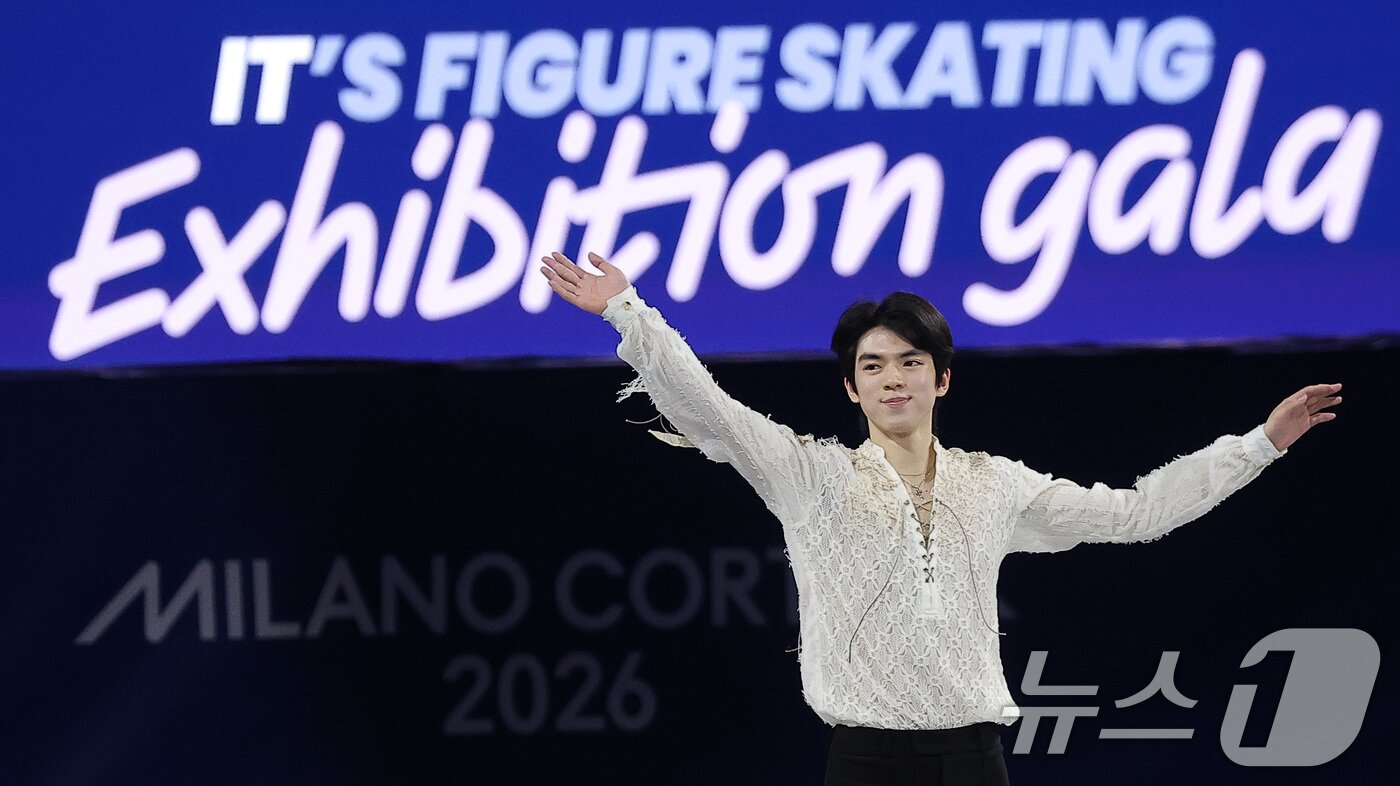 본문 이미지 - 피겨 차준환이 21일(현지시간) 이탈리아 밀라노 아이스 스케이팅 아레나에서 열린 2026 밀라노·코르티나담페초 동계올림픽 피겨 갈라쇼에서 인사하고 있다. 2026.2.22 ⓒ 뉴스1 김성진 기자