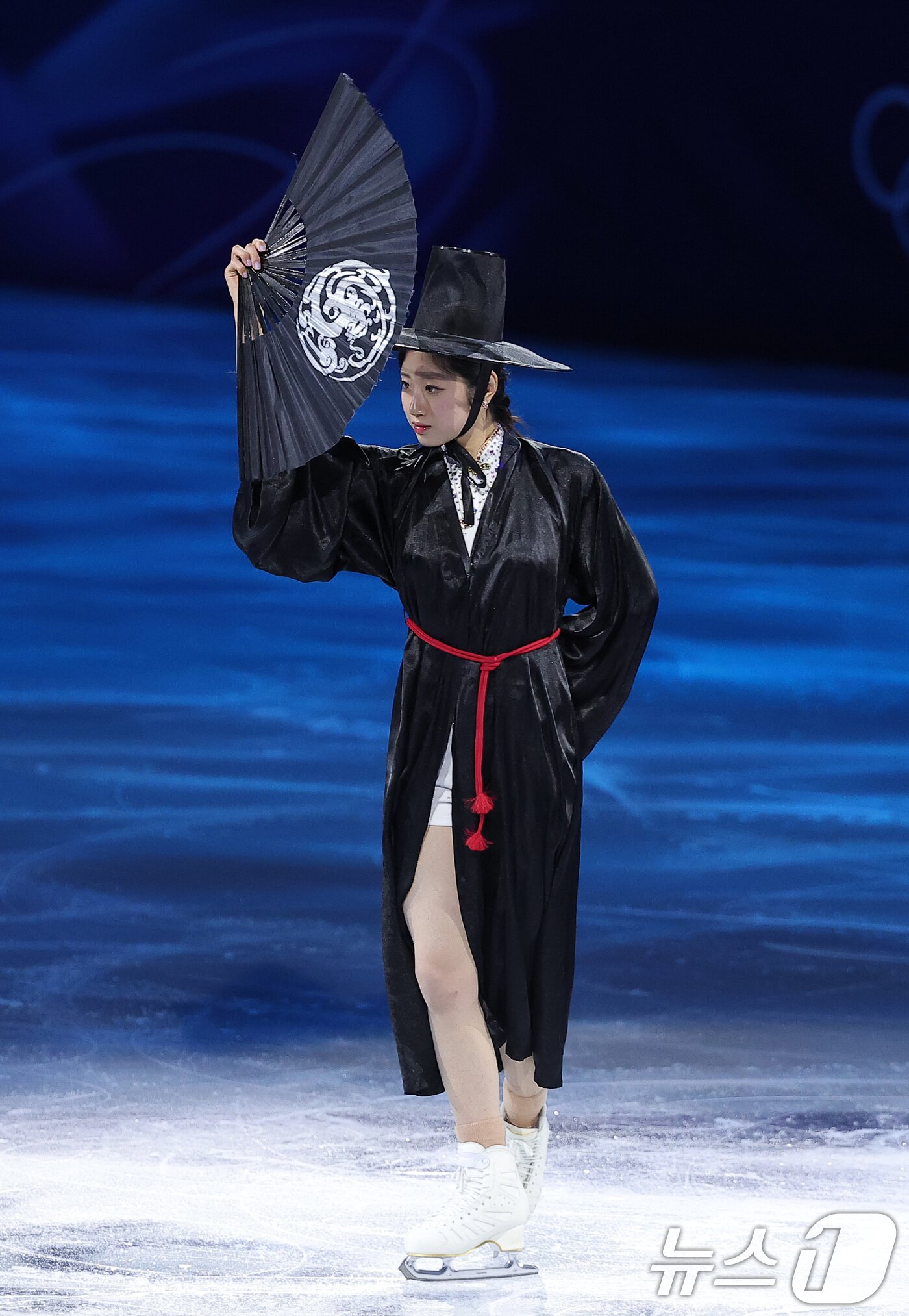 본문 이미지 - 피겨 이해인이 21일(현지시간) 이탈리아 밀라노 아이스 스케이팅 아레나에서 열린 2026 밀라노·코르티나담페초 동계올림픽 피겨 갈라쇼에서 넷플릭스 '케이팝 데몬 헌터스' OST에 맞춰 연기를 펼치고 있다. 2026.2.22 ⓒ 뉴스1 김성진 기자