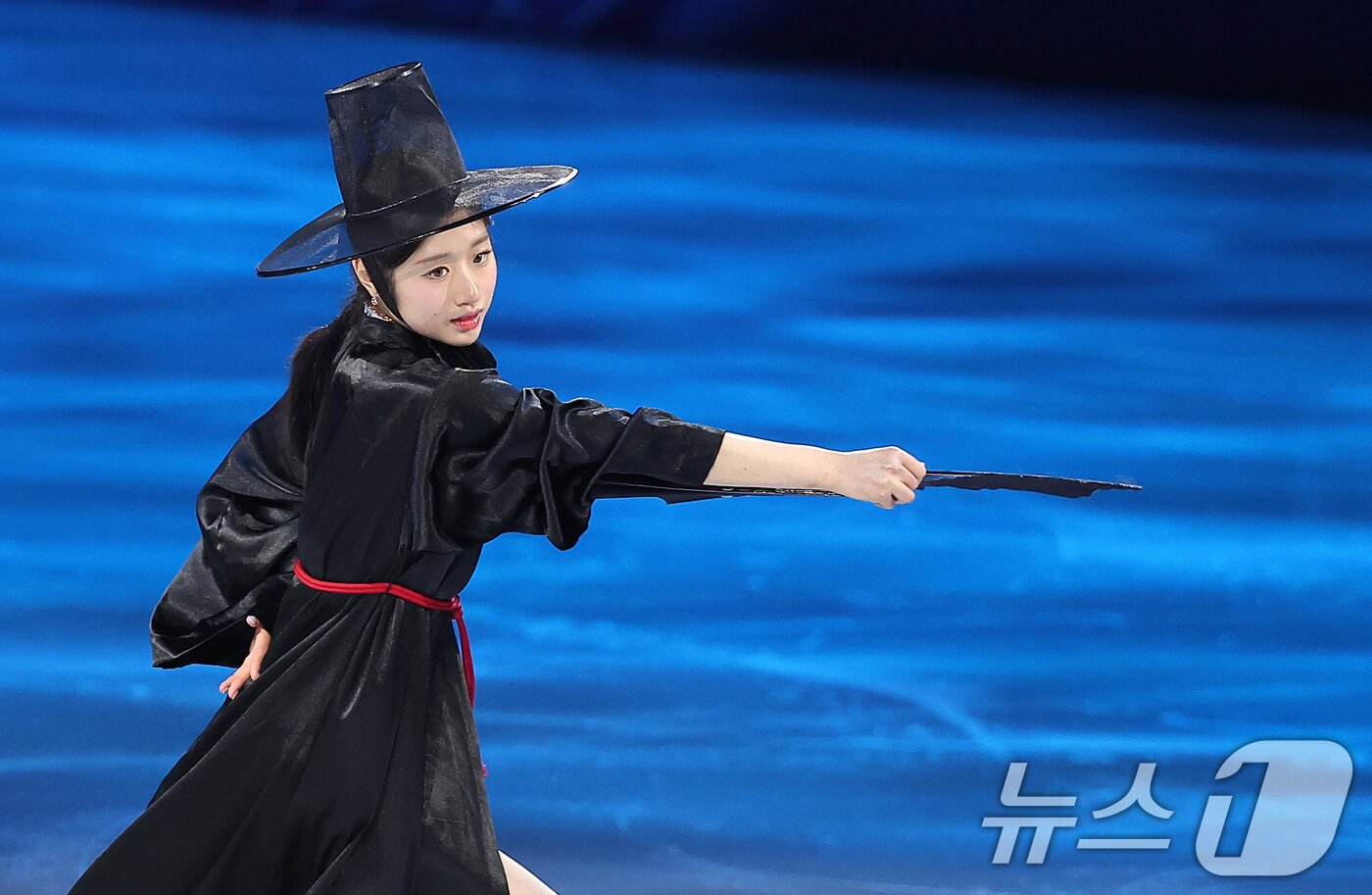 본문 이미지 - 피겨 이해인이 21일(현지시간) 이탈리아 밀라노 아이스 스케이팅 아레나에서 열린 2026 밀라노·코르티나담페초 동계올림픽 피겨 갈라쇼에서 넷플릭스 '케이팝 데몬 헌터스' OST에 맞춰 연기를 펼치고 있다. 2026.2.22 ⓒ 뉴스1 김성진 기자