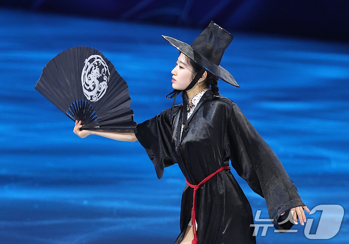 본문 이미지 - 피겨 이해인이 21일(현지시간) 이탈리아 밀라노 아이스 스케이팅 아레나에서 열린 2026 밀라노·코르티나담페초 동계올림픽 피겨 갈라쇼에서 넷플릭스 '케이팝 데몬 헌터스' OST에 맞춰 연기를 펼치고 있다. 2026.2.22 ⓒ 뉴스1 김성진 기자