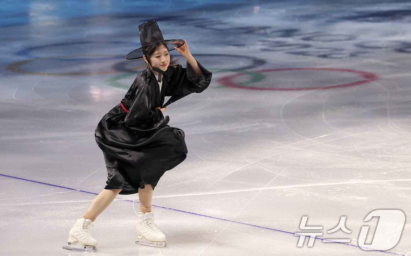 본문 이미지 - 피겨 이해인이 21일(현지시간) 이탈리아 밀라노 아이스 스케이팅 아레나에서 열린 2026 밀라노·코르티나담페초 동계올림픽 피겨 갈라쇼에서 넷플릭스 '케이팝 데몬 헌터스' OST에 맞춰 연기를 펼치고 있다. 2026.2.22 ⓒ 뉴스1 김성진 기자