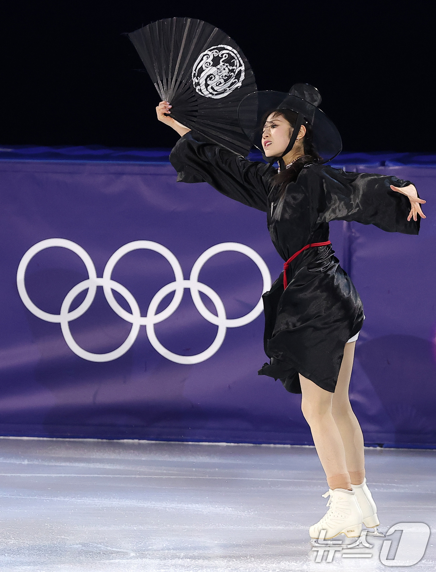(밀라노=뉴스1) 김성진 기자 = 피겨 이해인이 21일(현지시간) 이탈리아 밀라노 아이스 스케이팅 아레나에서 열린 2026 밀라노·코르티나담페초 동계올림픽 피겨 갈라쇼에서 넷플릭스 …