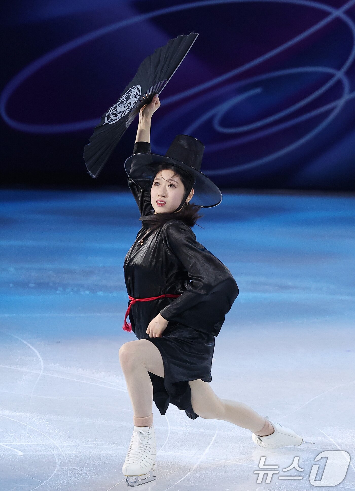 본문 이미지 - 피겨 이해인이 21일(현지시간) 이탈리아 밀라노 아이스 스케이팅 아레나에서 열린 2026 밀라노·코르티나담페초 동계올림픽 피겨 갈라쇼에서 넷플릭스 '케이팝 데몬 헌터스' OST에 맞춰 연기를 펼치고 있다. 2026.2.22 ⓒ 뉴스1 김성진 기자